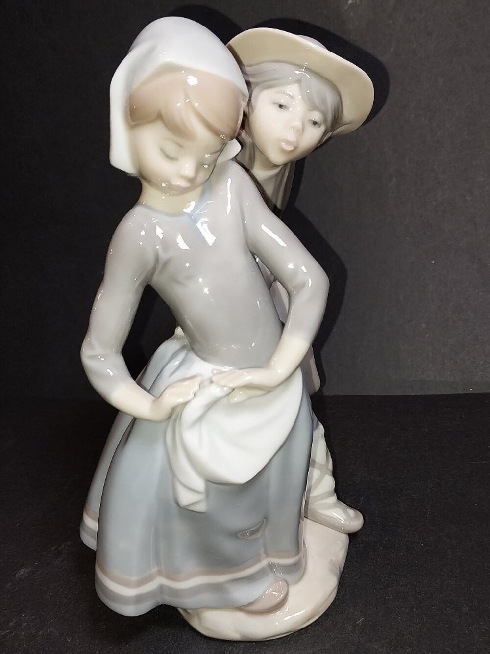 LLADRO RETIRED FIGURINE "Boy Meets Girl"